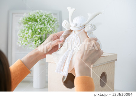 兜を飾る手元 兜を飾る手元 123630094