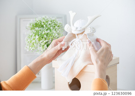 兜を飾る手元 兜を飾る手元 123630096