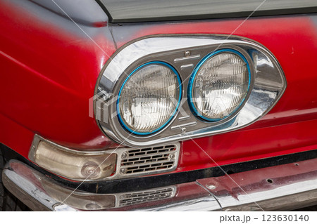 古い自動車のヘッドライト Headlight of the old car 古い自動車のヘッドライト Headlight of the old car 123630140