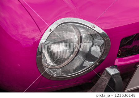古い自動車のヘッドライト Headlight of the old car 古い自動車のヘッドライト Headlight of the old car 123630149