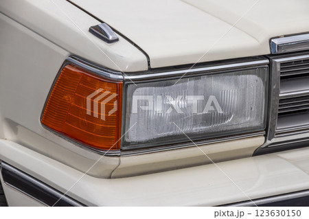 古い自動車のヘッドライト　Headlight of the old car 123630150