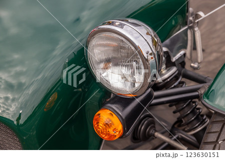 古い自動車のヘッドライト Headlight of the old car 古い自動車のヘッドライト Headlight of the old car 123630151