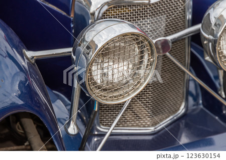 古い自動車のヘッドライト Headlight of the old car 古い自動車のヘッドライト Headlight of the old car 123630154