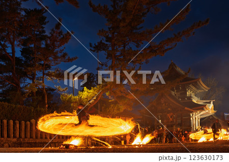 勇壮に振り回される炎　春を呼ぶ阿蘇の火まつり！”阿蘇神社の農耕祭事”(阿蘇神社)阿蘇市一の宮町 123630173