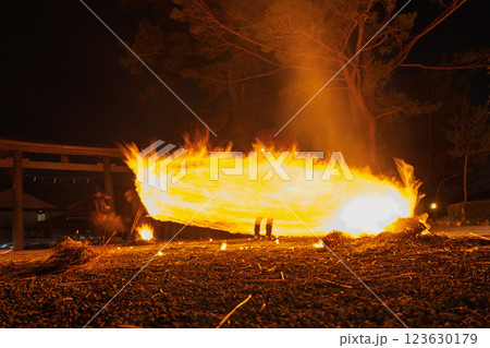 勇壮に振り回される炎　春を呼ぶ阿蘇の火まつり！”阿蘇神社の農耕祭事”(阿蘇神社)阿蘇市一の宮町 123630179