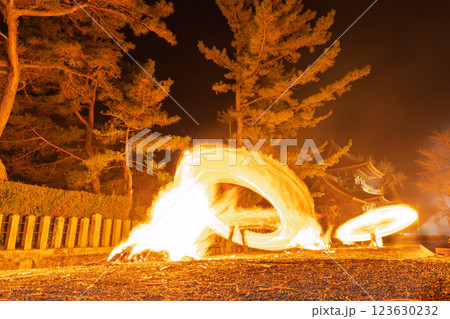 勇壮に振り回される炎　春を呼ぶ阿蘇の火まつり！”阿蘇神社の農耕祭事”(阿蘇神社)阿蘇市一の宮町 123630232