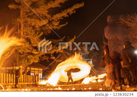 勇壮に振り回される炎　春を呼ぶ阿蘇の火まつり！”阿蘇神社の農耕祭事”(阿蘇神社)阿蘇市一の宮町 123630234