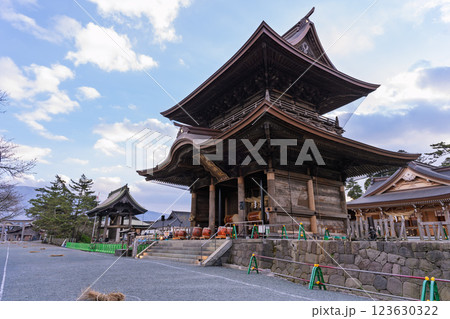 神社楼門と附締太鼓：　春を呼ぶ阿蘇の火まつり！”阿蘇神社の農耕祭事”(阿蘇神社)阿蘇市一の宮町 123630322