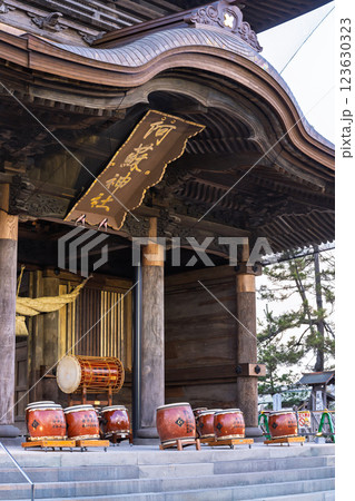 神社楼門と附締太鼓：　春を呼ぶ阿蘇の火まつり！”阿蘇神社の農耕祭事”(阿蘇神社)阿蘇市一の宮町 123630323