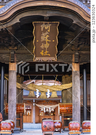 神社楼門と附締太鼓：　春を呼ぶ阿蘇の火まつり！”阿蘇神社の農耕祭事”(阿蘇神社)阿蘇市一の宮町 123630324