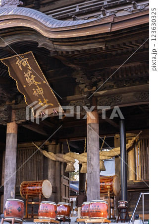 神社楼門と附締太鼓：　春を呼ぶ阿蘇の火まつり！”阿蘇神社の農耕祭事”(阿蘇神社)阿蘇市一の宮町 123630325