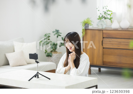 スマホで撮影する女性 123630398