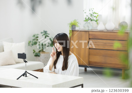 スマホで撮影する女性 123630399