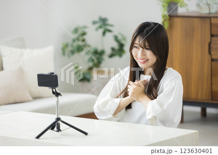 スマホで撮影する女性 123630401