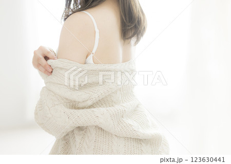 白いニットの女性 123630441