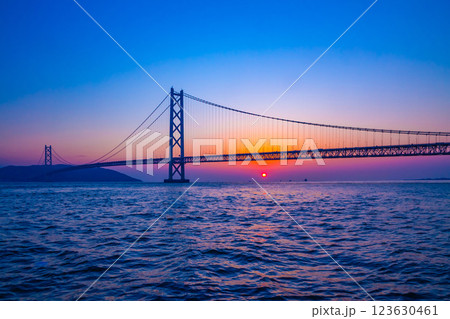 明石海峡大橋の夕景 123630461