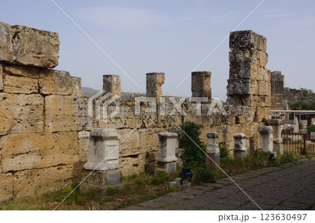 トルコ パムッカレ ヒエラポリス遺跡の遺跡 トルコ パムッカレ ヒエラポリス遺跡の遺跡 123630497
