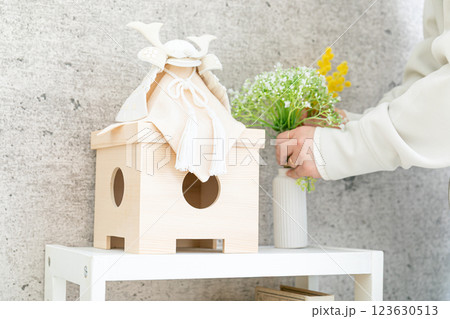 兜を飾る手元 兜を飾る手元 123630513