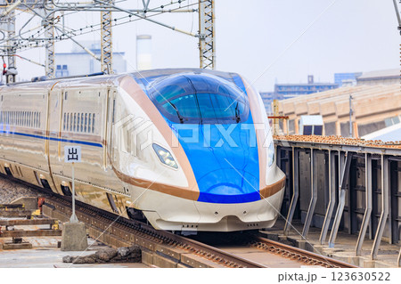「埼玉県」大宮駅に入る上越新幹線・北陸新幹線 123630522