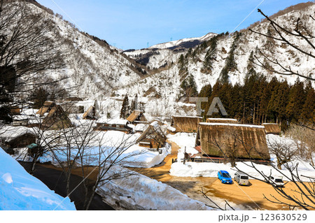 雪に埋もれた古民家集落 123630529
