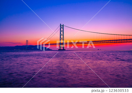 明石海峡大橋の夕景 123630533