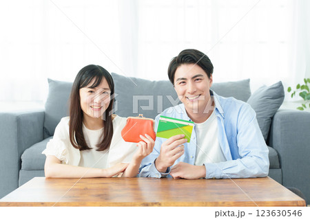 財布と通帳を持つ夫婦 123630546