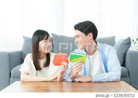 財布と通帳を持つ夫婦 財布と通帳を持つ夫婦 123630552