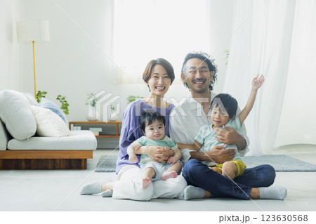リビングの家族 123630568