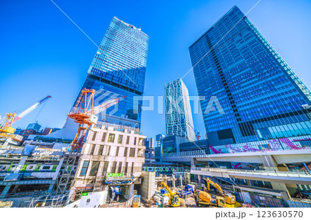 日本の東京都市景観 1月。さよなら渋谷駅西口。左右のビルが解体されこの中央のビルだけに＝10日 123630570