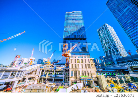 日本の東京都市景観 1月。さよなら渋谷駅西口。左右のビルが解体されこの中央のビルだけに＝10日 123630573