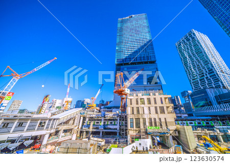 日本の東京都市景観 1月。さよなら渋谷駅西口。左右のビルが解体されこの中央のビルだけに=10日 日本の東京都市景観 1月。さよなら渋谷駅西口。左右のビルが解体されこの中央のビルだけに=10日 123630574