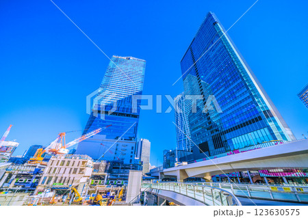 日本の東京都市景観 1月。さよなら渋谷駅西口。左右のビルが解体されこの中央のビルだけに＝10日 123630575