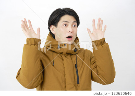 ダウンジャケットを着た男性　驚く　白背景 123630640
