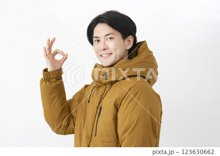 ダウンジャケットを着た男性　OKサイン　白背景 123630662