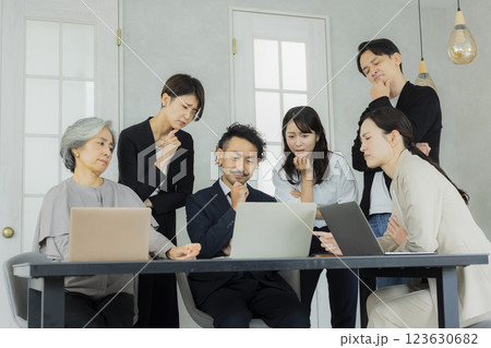 会議する会社員 123630682