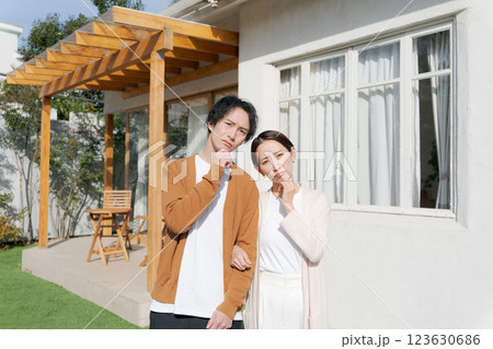 悩む表情をする夫婦 悩む表情をする夫婦 123630686