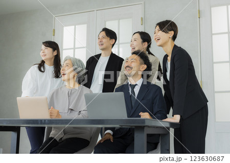 会議する会社員 会議する会社員 123630687