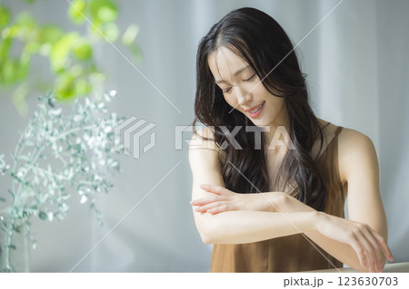 若い女性、ビューティーイメージ　 123630703