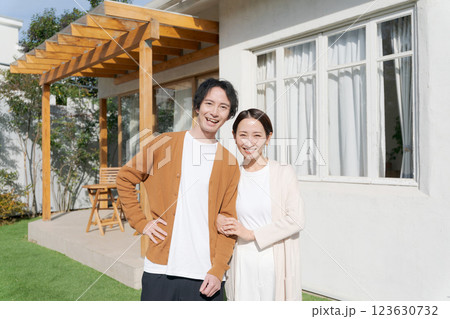 自宅の前で微笑む若い夫婦 自宅の前で微笑む若い夫婦 123630732