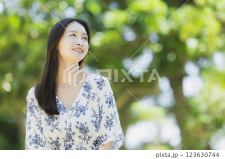 新緑の中の女性 新緑の中の女性 123630744