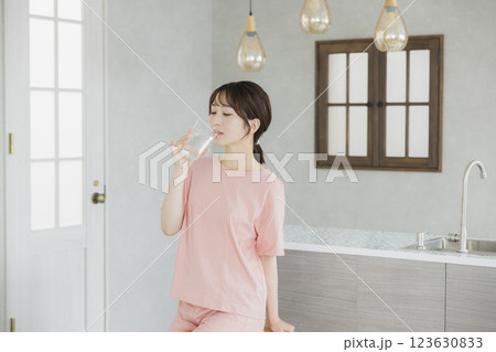 キッチンで水を飲む女性 キッチンで水を飲む女性 123630833