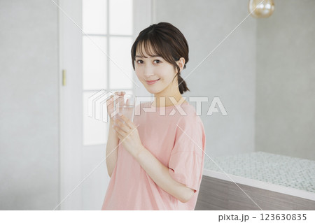 キッチンで水を飲む女性 123630835