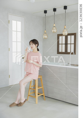 キッチンで水を飲む女性 123630836