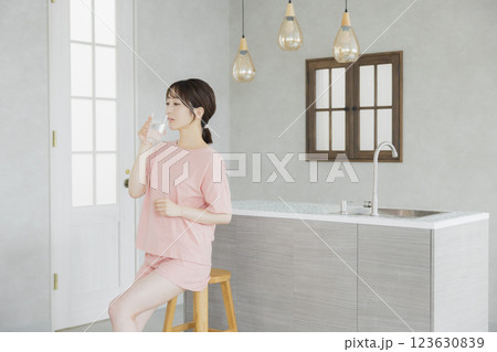 キッチンで水を飲む女性 123630839