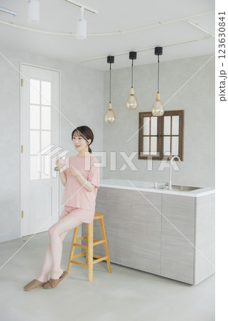 キッチンで水を飲む女性 123630841