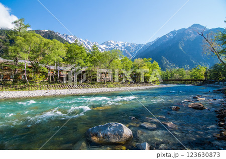 《初夏の上高地》河童橋周辺の新緑と残雪の穂高連峰 《初夏の上高地》河童橋周辺の新緑と残雪の穂高連峰 123630873