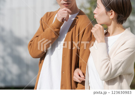 考え事をする夫婦 考え事をする夫婦 123630983