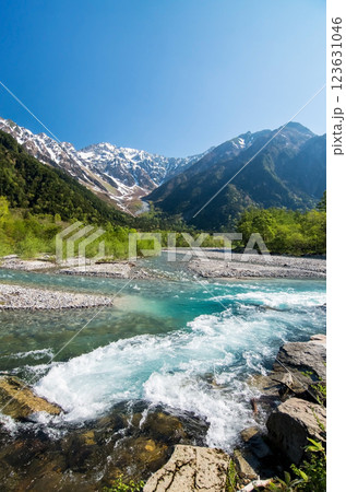 《初夏の上高地》河童橋周辺から望む穂高連峰と清流梓川 《初夏の上高地》河童橋周辺から望む穂高連峰と清流梓川 123631046