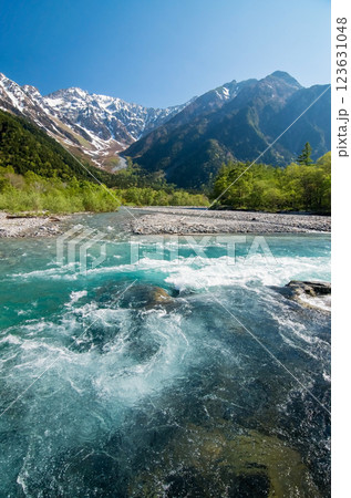 《初夏の上高地》河童橋周辺から望む穂高連峰と清流梓川 123631048