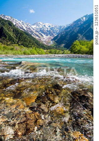 《初夏の上高地》河童橋周辺から望む穂高連峰と清流梓川 123631051